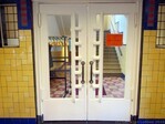 Van het portaal naar het trappenhuis, via klapdeuren.
<br/>
Gert-Jan Lobbes, 2016